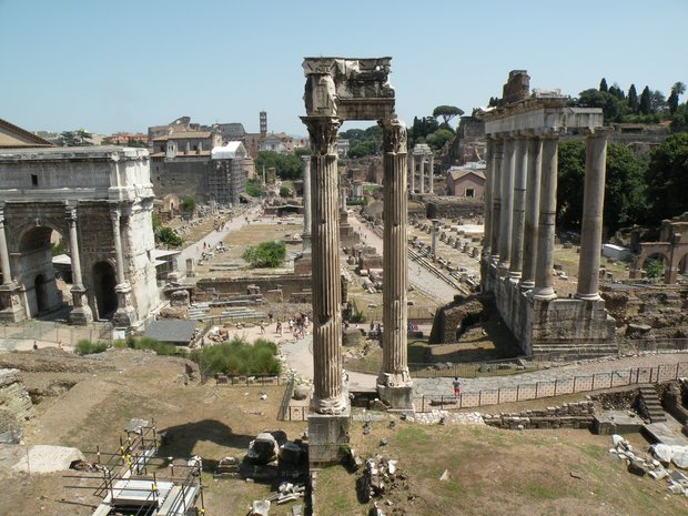  vestiges de temples sur le forum romain
